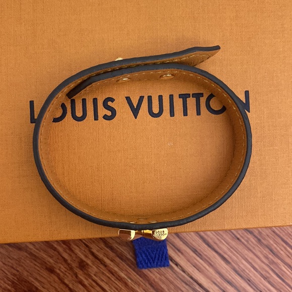 Louis Vuitton ESSENTIAL V BRACELET - Picture 2 of 7